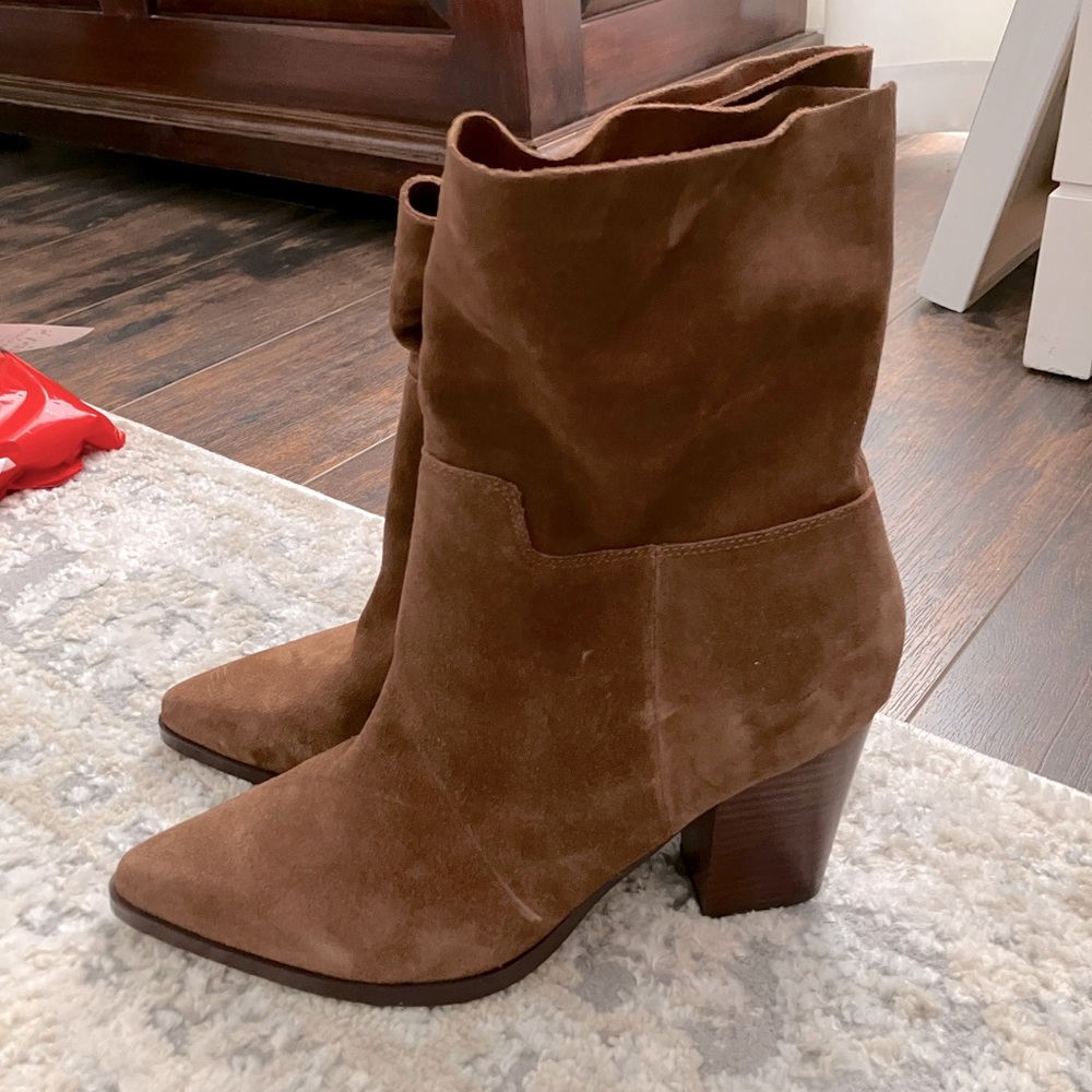 Brand New Pair of Brown/Tan Suede Bleeker & Bond Ankle Boots/Booties Size 11